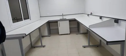 Fabrication Paillasses de laboratoire sur mesure - Qualité et durabilité garanties