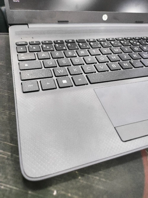 Hp i3 10em RAM 8GB ssd512 intel UHD 