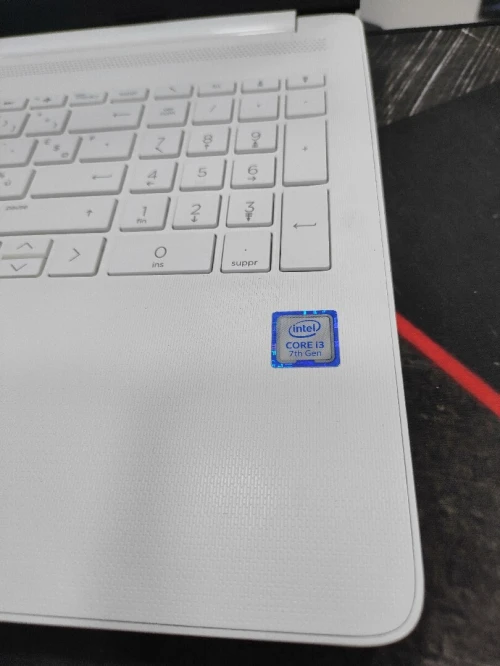 HP 15 cpu i3 7em ram 8gb ssd 256 intel hd 620