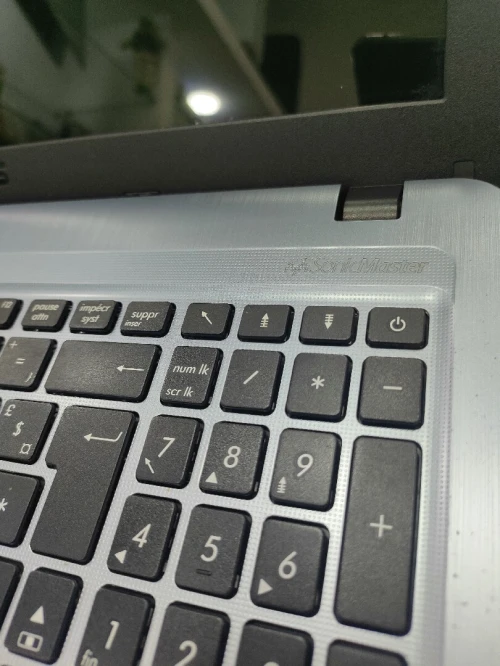 Asus vivobook celeron n3050 4gb ssd256gb NVIDIA 