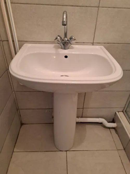Je met en vente un Lavabo avec pied et mitigeur BCR + un mitigeur de douche BCR 