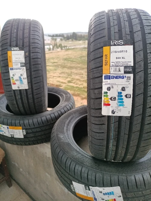 (04) pneus 205/55R16 IRIS