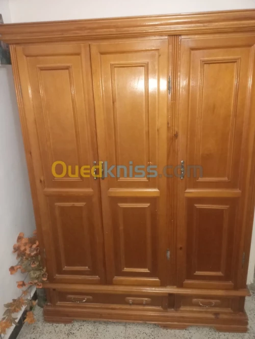 Armoire bois rouge