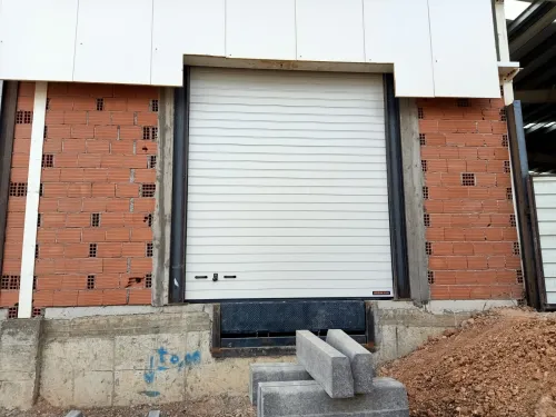 Equipement de quai / porte industrielle / Sas d'étanchéité / niveleur de quai  