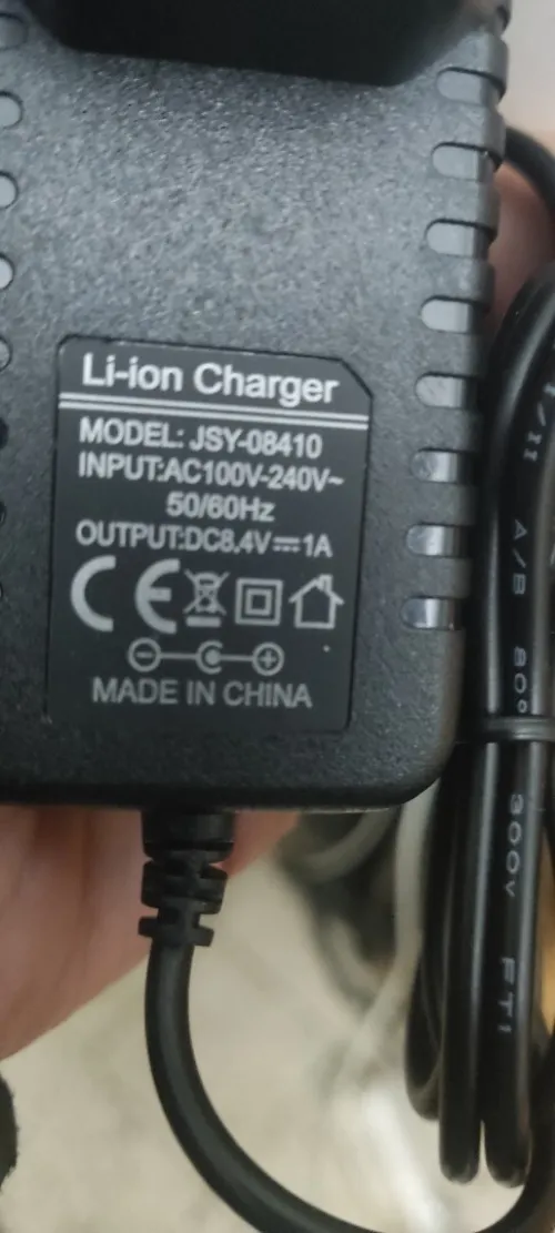 Lot de chargeur 100-240V/8.4V.1A et 5V.2A