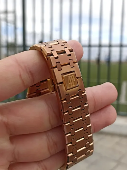 الساعة المصنفة عالميا فوق ساعة الرولاكس AUDEMARS PIGUET ROYAL OAK 