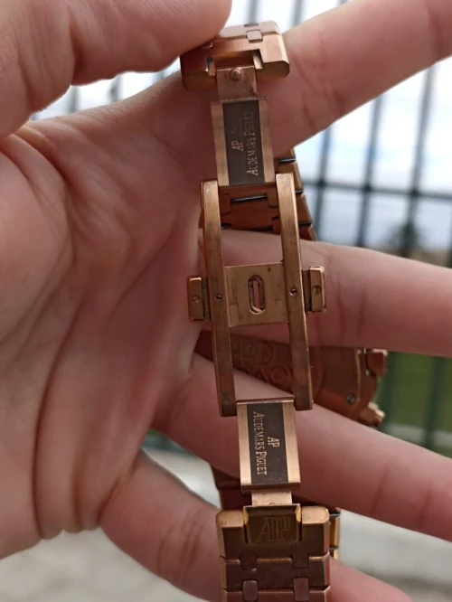 الساعة المصنفة عالميا فوق ساعة الرولاكس AUDEMARS PIGUET ROYAL OAK 