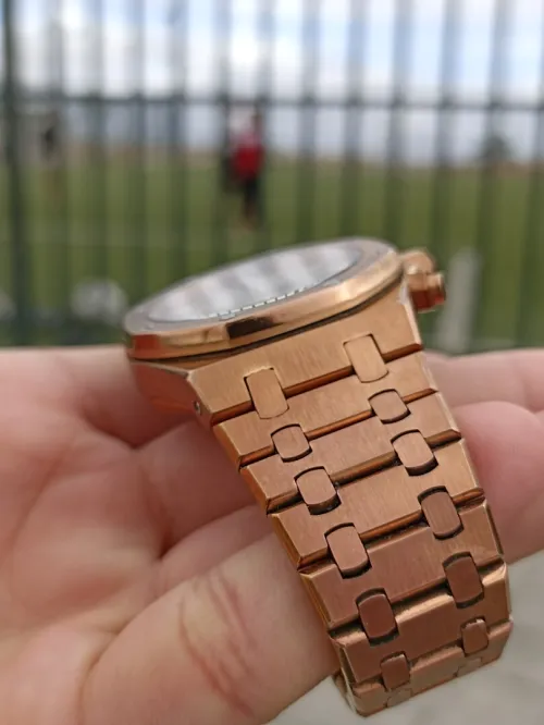 الساعة المصنفة عالميا فوق ساعة الرولاكس AUDEMARS PIGUET ROYAL OAK 