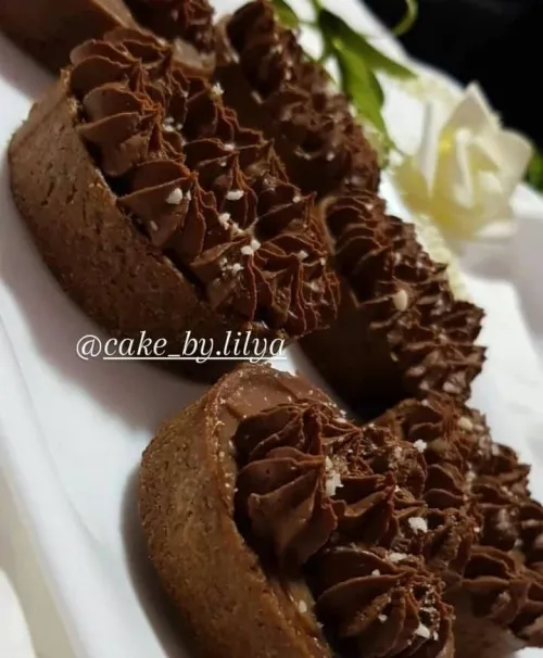 cake by lilya patessrie
