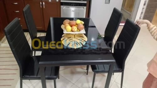 Table en métal avec 4chaises tres classe 