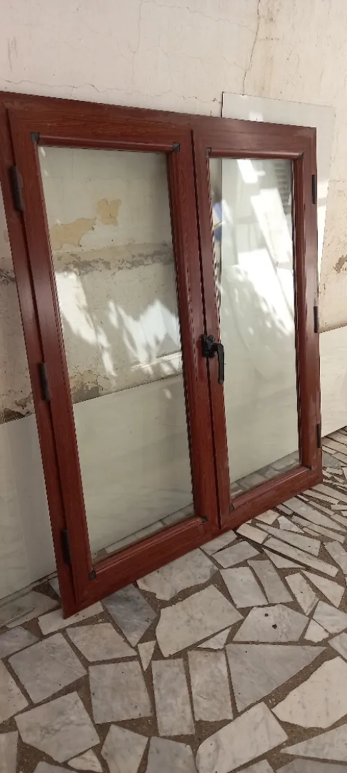 deux Fenetres d'alliminium faux bois 