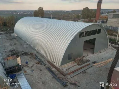 Couverture métallique autoportante 
