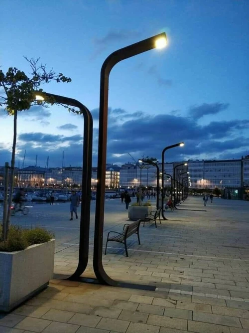 Poteau d'éclairage moderne condélabre 