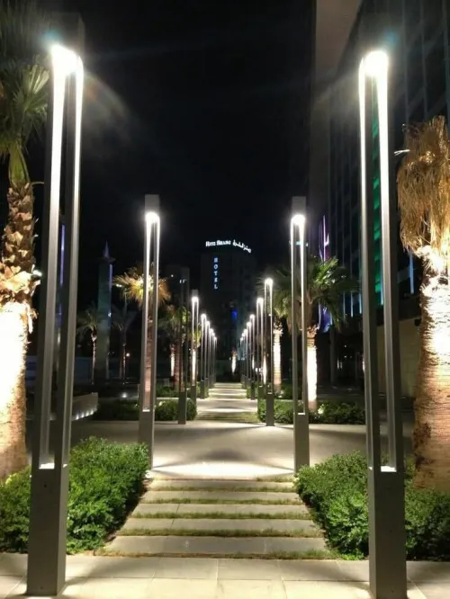 Poteau d'éclairage moderne condélabre 