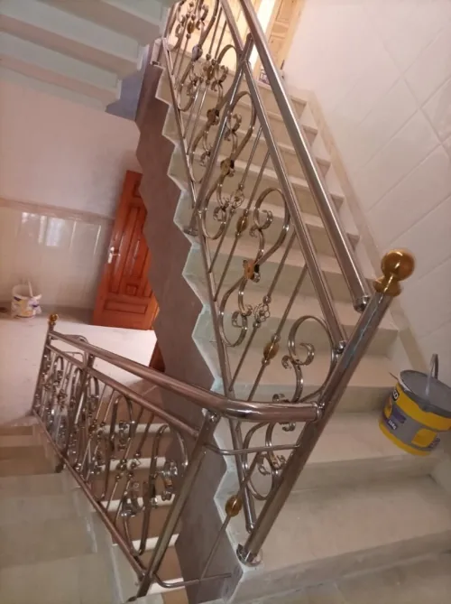 Fournitures et pose rampe d'escalier en inox garde-corps en inox et verre cabine de douche moderne