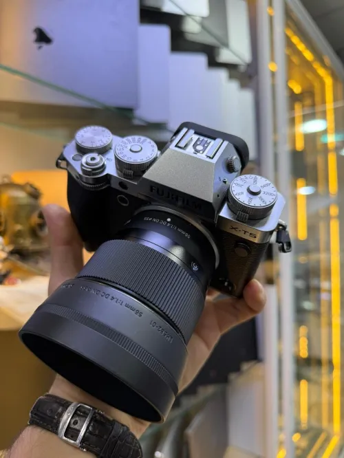 Fujifilm X-T5 + Sigma (C) 56mm f/1.4 Disponible Chez Morsi Store Dz