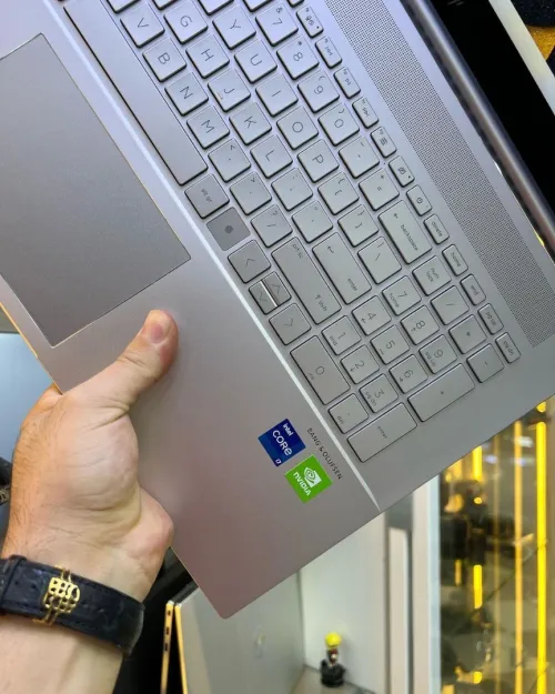 Vendu HP ENVY 17 i7-11eme 16/512GB, Carte Graphique Nvidia GeForce MX450 2GB GDDR5