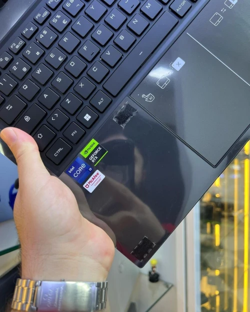 MEDION ERAZER BEAST i9-13900HX 32GB/1024GB, Carte Graphique NVIDIA GeForce RTX 4080 12GB GDDR6