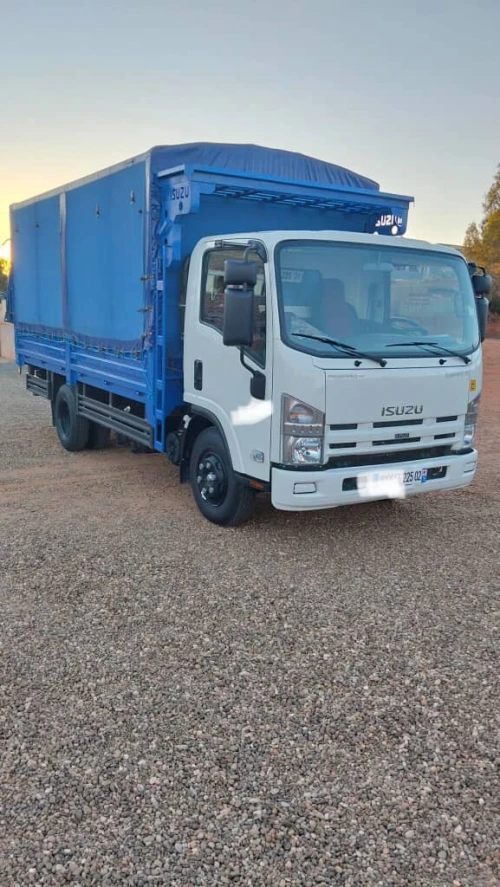 Isuzu NPR 2025