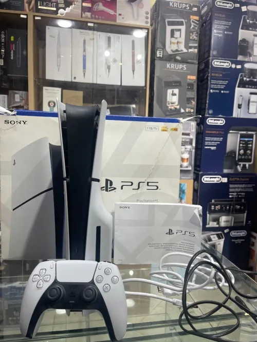 PS5 slim 1to européenne version 12.70 etat 10/10 avec boite , manette original