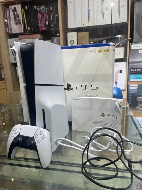 PS5 slim 1to européenne version 12.70 etat 10/10 avec boite , manette original