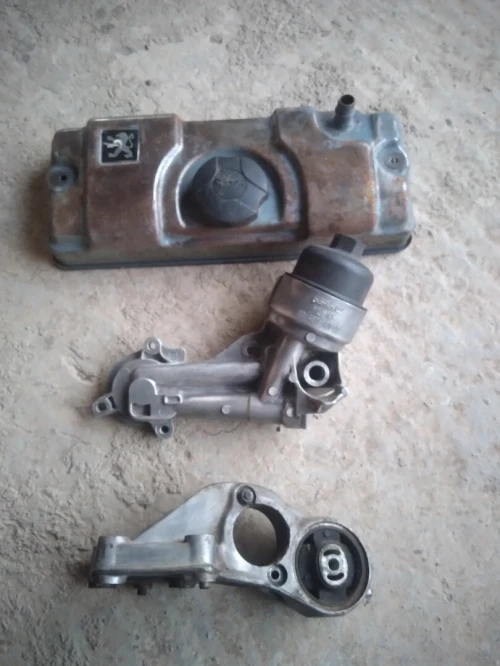 Cache culbuteurs  + porte  filtre  a l'huile +support boite 206 essencePiece d'origine  Levier de vitesse vw polo6n2 golf 3  bonne occase Bobine dallumage  chevrolet Daewoo