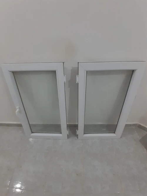 Porte d'entrée + porte placard  + ouvrant 