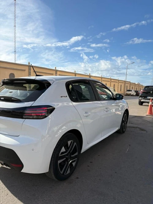 Peugeot 208 2025 E-Style