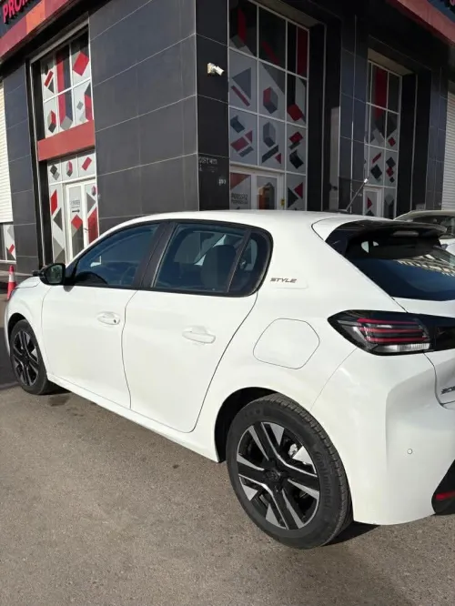 Peugeot 208 2025 E-Style