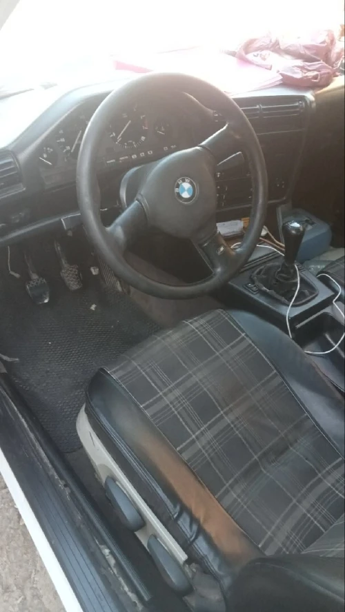 BMW E30 1984 