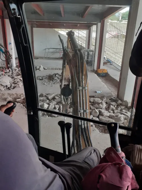 للكراء Location de Mini Pelle avec déplacement dans 58 wilayas Nous mettons à votre disposition une mini pelle avec chauffeur expérimenté, idéale pour tous vos travaux.