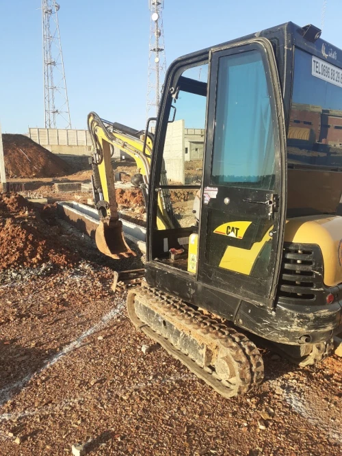 للكراء Location de Mini Pelle avec déplacement dans 58 wilayas Nous mettons à votre disposition une mini pelle avec chauffeur expérimenté, idéale pour tous vos travaux.