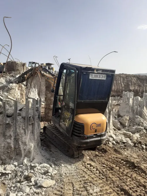 للكراء Location de Mini Pelle avec déplacement dans 58 wilayas Nous mettons à votre disposition une mini pelle avec chauffeur expérimenté, idéale pour tous vos travaux.