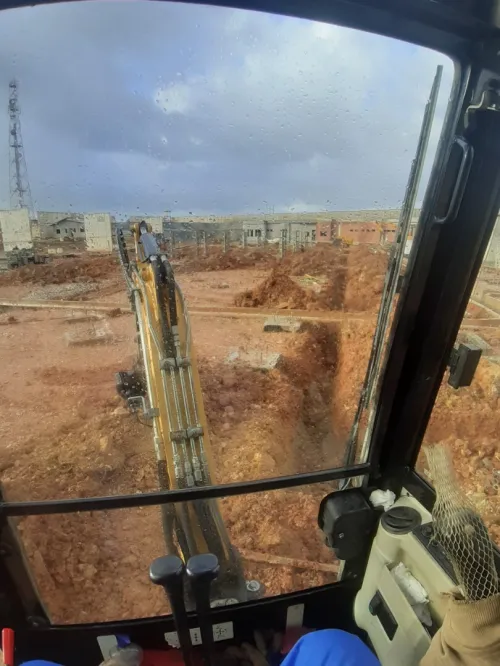 للكراء Location de Mini Pelle avec déplacement dans 58 wilayas Nous mettons à votre disposition une mini pelle avec chauffeur expérimenté, idéale pour tous vos travaux.