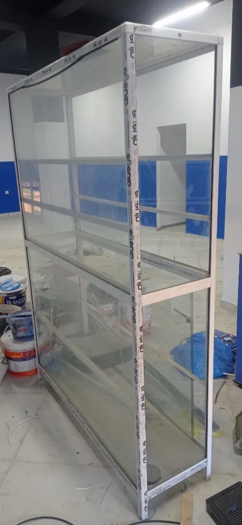 Étagère aluminium et vitrine et contoir 