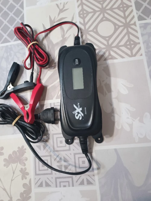 chargeur de batterie intelligent pour voiture et moto de marque XS Auto, modèle MD19787.