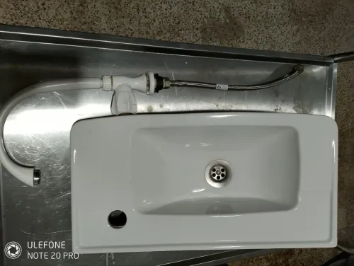 Lave mains avec robinet