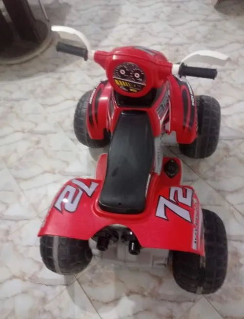 Un quad électrique rouge pour enfant