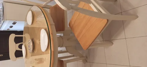Table ronde protégée par une plaque en verre antichoc et Anti chaud avec quatre chaises