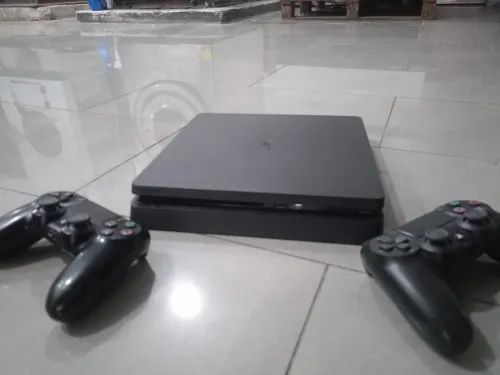 Ps 4 slim 500 g avec deux manettes et cd fc23