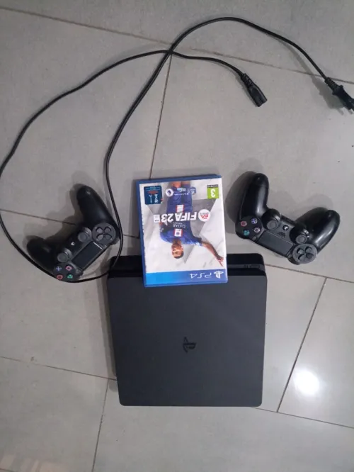 Ps 4 slim 500 g avec deux manettes et cd fc23