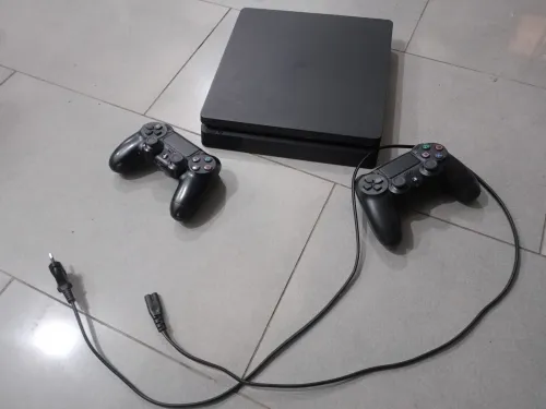 Ps 4 slim 500 g avec deux manettes et cd fc23