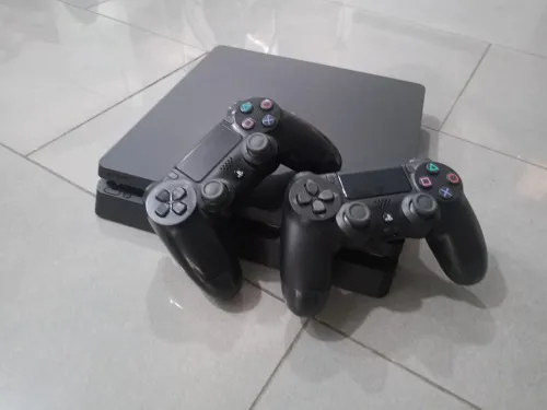 Ps 4 slim 500 g avec deux manettes et cd fc23
