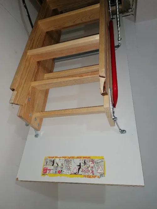 Escalier de grenier pliable en bois rouge importion