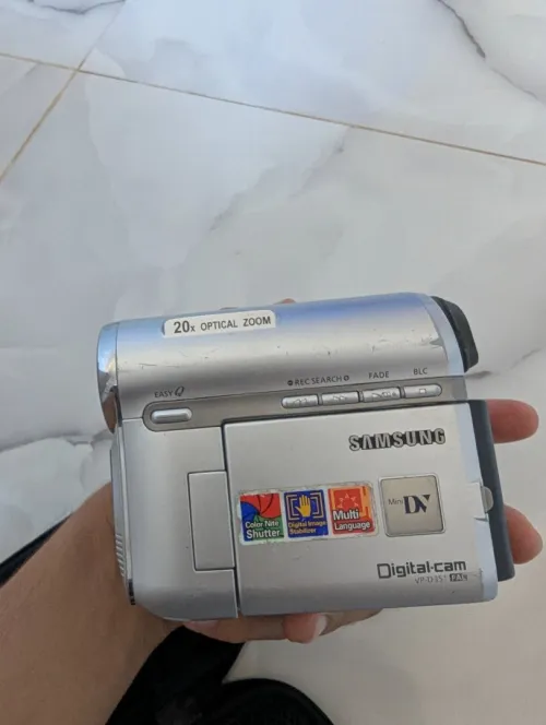 0للبيع كاميرا فيديو كلاسيكية رقمية من ماركة Samsung (الموديل  VP-D351 PAL)، تعمل بأشرطة MiniD الكاميرا تعتبر صيداً ثميناً  لهواة تصوير الـ Vintage ، صناع المحتوى، أو لعشاق جمالية