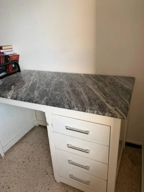 Bureau en bois rouge premier 