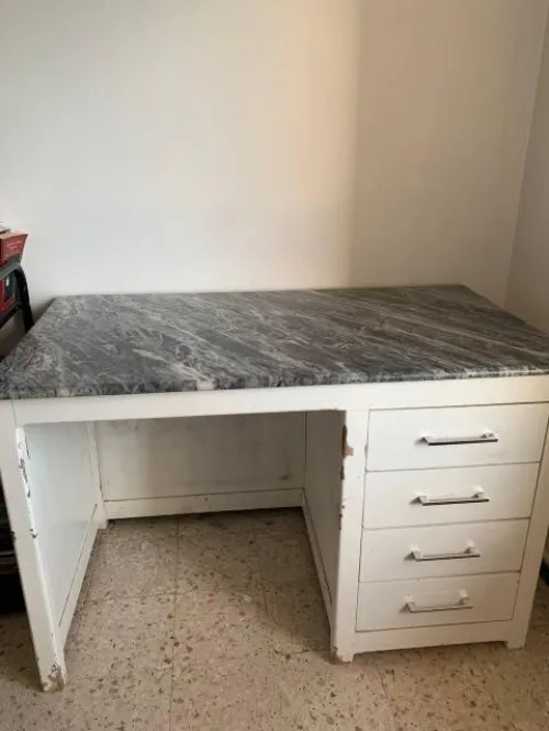 Bureau en bois rouge premier 
