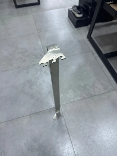 Barre en inox 60 cm pour mur de magasin Disponible à bonne état