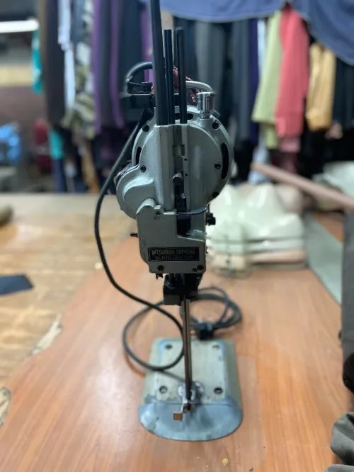 ماكينات خياطة و ملابس للنساء و أقمشة