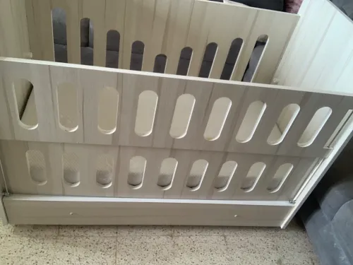 Lit de bébé utilisé en bois hêtre de bon qualité 